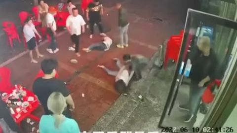 Una de las im�genes difundidas de la agresi�n a dos mujeres en la ciudad china de Tangshan 