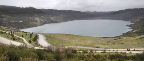 Vista panorámica del lago de Cerceda, que ocupa la antigua aldea de As Encrobas, de la que se extrajo el lignito de la mina de Meirama. 