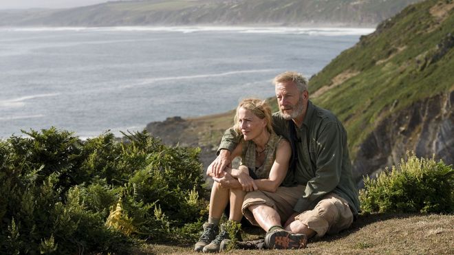 Gillian Anderson y Jason Isaacs, en una escena de &laquo;El sendero de la sal&raquo;.