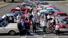 Miembros de Corua Veteran Car reunidos ayer en las instalaciones de La Voz, en Sabn. 