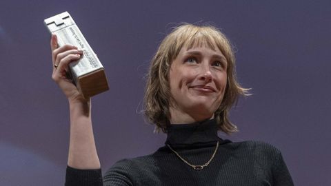 Ingrid Garca-Jonnson recibi en el Teatro Principal de Santiago el premio Cineuropa. 