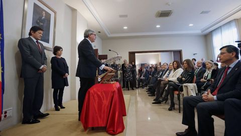 La vicepresidenta del Gobierno, Soraya de S�enz de Santamar�a (2i), y el presidente del Principado, Javier Fern�ndez (i), entre otras autoridades, asistieron hoy a la toma de posesi�n del nuevo delegado del Gobierno en Asturias, Mariano Mar�n (3i).