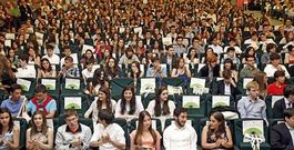 Imagen de buena parte de los alumnos de Lugo que recibieron ayer el reconocimiento de la USC por su gran expediente del 2011.