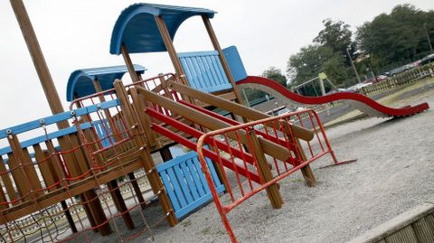 En el paseo de Noia unas vallas limitan un juego sin escaleras