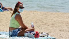 Una joven disfruta de una tarde de playa en A Illa