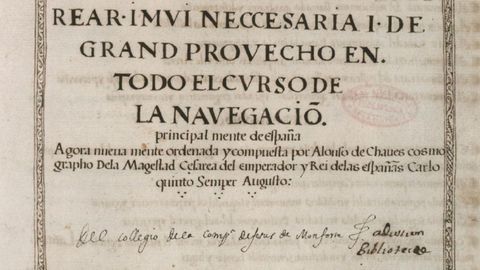 Primera p�gina del manuscrito original del Espejo de navegantes de Alonso de Chaves. En la parte inferior alguien escribi� una nota que dice: �Del colegio de la compa��a de Jes�s de Monforte�