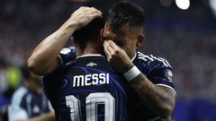 Lautaro Mart�nez se abraza entre l�grimas a Leo Messi, tras clasificar a Argentina para la final del Mundial ante Espa�a.