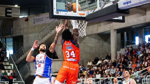 Mus Barro ataca el aro en el duelo contra el Alicante.