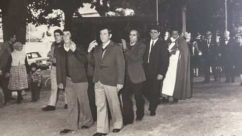 La comitiva f�nebre recorre las calles de la localidad el 30 de octubre de 1976, ante la mirada de numerosos vecinos.
