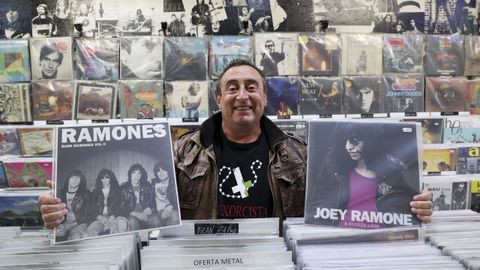 Costoya, con dos discos de los Ramones, una de esas bandas�que lo han acompa�ado toda la vida