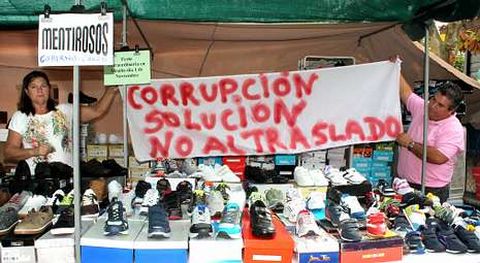La presidenta de los vendedores ambulantes de O Morrazo exhibe una pancarta.