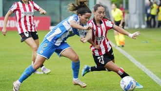 Samara Ortiz pugna por un bal�n ante una rival del Athletic