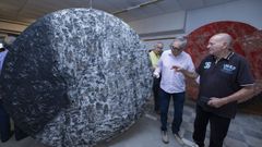 Manuel Facal ensin�ndolle unha das s�as obras ao exalcalde Evencio Ferrero (2023)