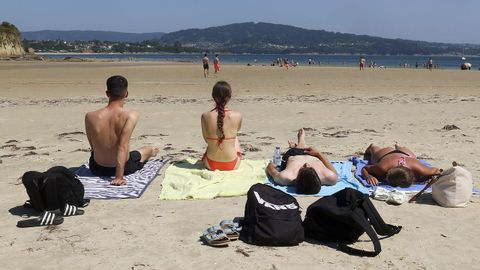 Baistas en la playa urbana de Ares, ayer por la tarde a pleno sol de junio