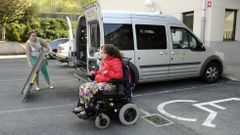 Karina Louzao con su hija Alexia en una plaza de aparcamiento para minusvalidos en el IES n� 1 de A Estrada