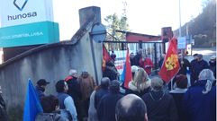 Concentraci�n de vecinos el �ltimo d�az de actividad del pozo Mar�a Luisa, en Cia�o.Concentraci�n de vecinos el �ltimo d�az de actividad del pozo Mar�a Luisa, en Cia�o 