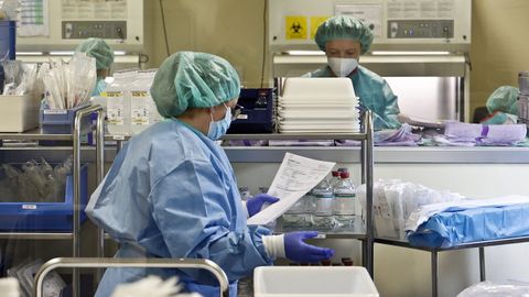 Dos profesionales del Sergas, en el laboratorio de un hospital p&uacute;blico de Vigo, en una imagen de archivo.