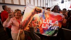Seguidores de Lula exhiben un cartel que pide la libertad para el expresidente brasileo 