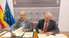 Jos Antonio Quiroga (izquierda) y Jos Tom firmando el convenio de colaboracin