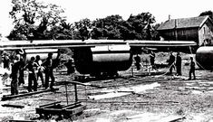 Botadura de una batea en los a�os sesenta en la f�brica Atl�ntica en O Preguntoiro.