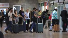 Un grupo de pasajeros, saliendo del aeropuerto coru��s de Alvedro