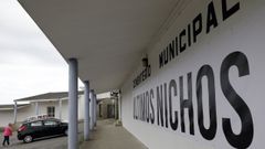 Cementerio municipal de A Pu�da, con un letrero advirtiendo de la escasez de nichos