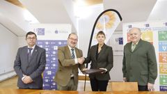 El vicerrector del campus de Lugo, Francisco Fraga; el rector de la USC, Antonio Lpez; la vicepresidenta de Aresa, Carlota Lpez Pardo, y el presidente del Colegio de Veterinarios de Lugo, Jos Luis Benedito, en la firma del convenio