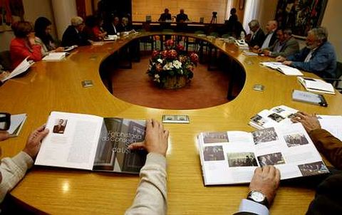 La publicaci�n sobre el Consello Social repasa de manera fotogr�fica sus 25 a�os de historia.