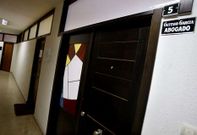 El despacho del abogado vigu�s Gustavo Garc�a permanec�a ayer cerrado.