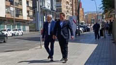 El exvicepresidente segundo de la Diputaci�n de Almer�a Fernando Gim�nez (d) tras su salida de la Ciudad de la Justicia de Almer�a junto con su abogado Jos� Luis Labraca (i).