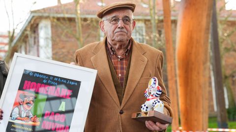 Numerosas entidades de Mera y el Concello de Oleiros homenajearon ayer el ingenio de Francisco �lvarez Garc�a, conocido como Paco Mivida. Este meracho reconoce que prefiere que los homenajes se lleven a cabo en vida. �l ya tuvo el suyo.  