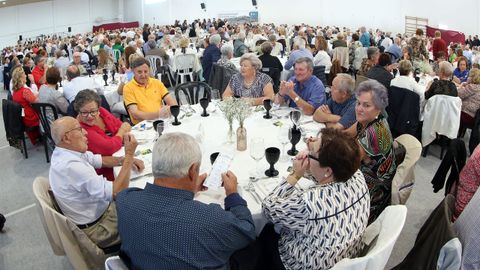 XANTAR DE CONFRATERNIDADE PARA AS PERSOAS MAIORES EN POBRA 2025