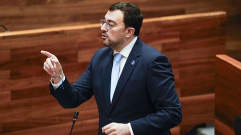 El presidente del Principado, Adrin Barbn, interviene durante el pleno de la Junta General del Principado