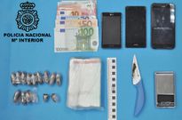 Imagen de la droga y los efectos incautados por la Polic�a en poder de los detenidos. 