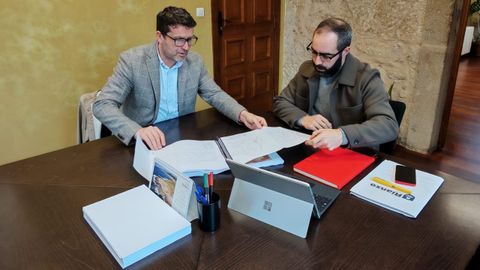 Los alcaldes de Boiro y Rianxo, Jos� Ram�n Romero y Juli�n Bustelo, se reunieron para concretar el proyecto.
