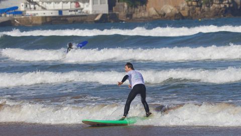 Uno de los participantes en las EDP Open Sessions, en la playa de San Lorenzo de Gijn