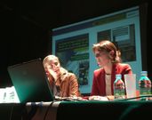 Ana Bel�n Pacio, a la derecha, en la ponencia inaugural de ayer. 