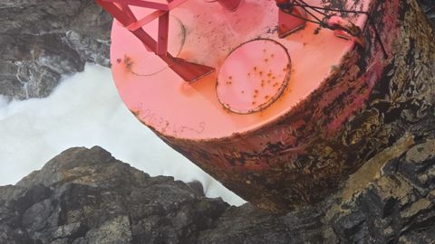 Imagen de la baliza localizada en una playa muxiana. Tiene más de seis metros de altura.