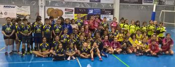 Todos los equipos participantes en la fase final del campeonato provincial posaron al final del torneo para la foto de familia