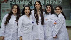 Miren P�rez de Alb�niz (en el centro), nueva titular de la farmacia de Vilarrod�s, ayer con sus compa�eras
