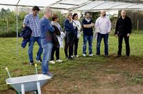 Los representantes de los centros conocieron la organizaci�n del huerto escolar. 
