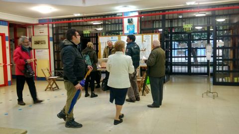 Votantes en el colegio de Laviada de Gij�n