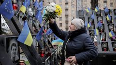 Una mujer deposita flores en el memorial del Maidn, en Kiev.