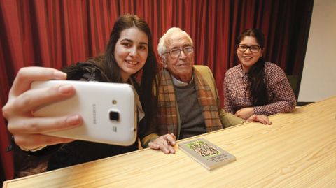 Neira Vilas, con dos alumnas del IES Leiras Pulpeiro de Lugao, que se hicieron un selfie con el escritor, este mismo ao en abril