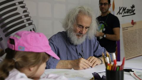 O debuxante fen�s Xaqu�n Mar�n, nun taller con nenos.