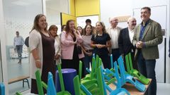 El conselleiro de Educaci�n (primero por la derecha), Rom�n Rodr�guez, estuvo ayer en el CPI As Mirandas acompa�ado del alcalde de Ares, Julio Iglesias (segundo por la derecha) y la delegada de la Xunta en Ferrol, Martina Aneiros (cuarta por la derecha). 