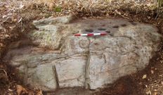 Enigm�tico penedo con covas, unha cruz e outras marcas.