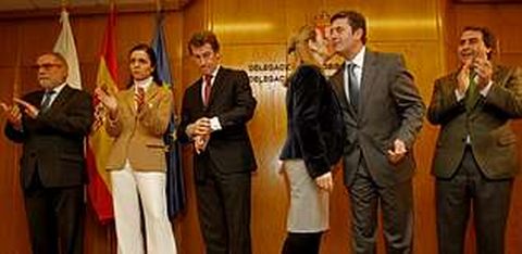De izquierda a derecha, el delegado del Gobierno saliente, Jos� Manuel Pose; la presidenta del Parlamento gallego, Pilar Rojo; el presidente Feijoo; la ministra Pastor felicitando al nuevo delegado, Samuel Ju�rez, y el alcalde de A Coru�a, Carlos Negreira.