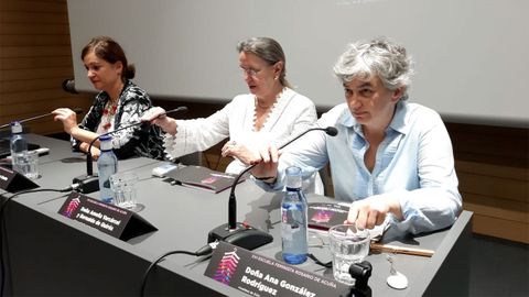 Por la izquierda, Almudena Cueto, Amelia Valcrcel y Ana Gonzlez, en la apertura de la XVI Escuela de Feminismo Rosario de Acua