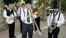 Un grupo de jazz, durante los pasacalles de ayer en Ribadeo. 